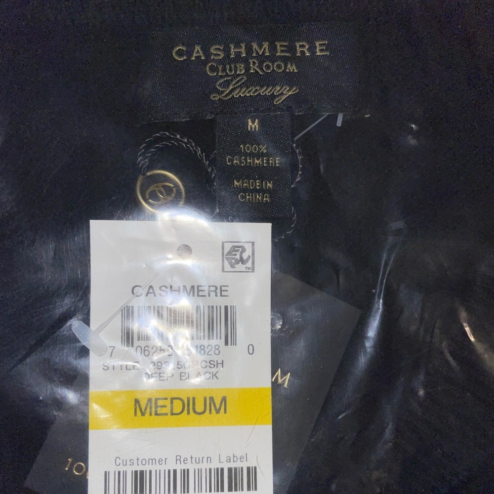 •Brand New Never Worn
•Still In Package 
•Deep Black Medium Sized
•100% Cashmere